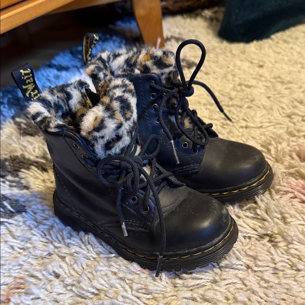 Dr marten black boots with fur lining